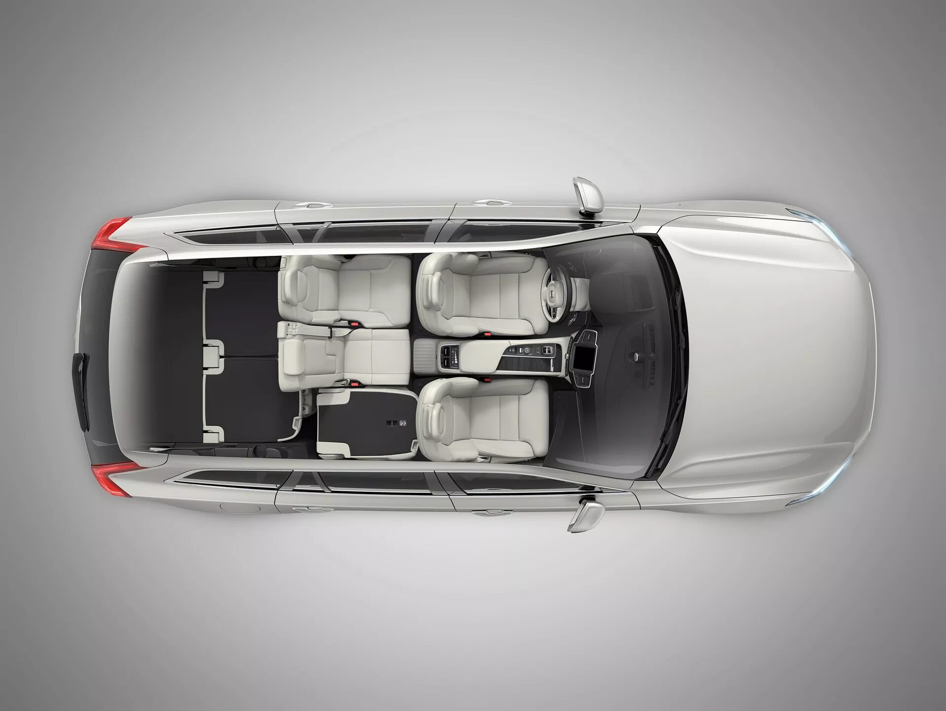 Pohled shora na vůz Volvo XC90 2015 (2. generace), který ukazuje střechu, kapotu, kufr a okna. Funkce zahrnují centrálně umístěné střešní okno, obrysová okna a elegantní línie střechy naznačující aerodynamickou účinnost. Silueta vozidla odhaluje čtyřdveřový sedan s dvouřadým sezením, který pojme až pět cestujících.