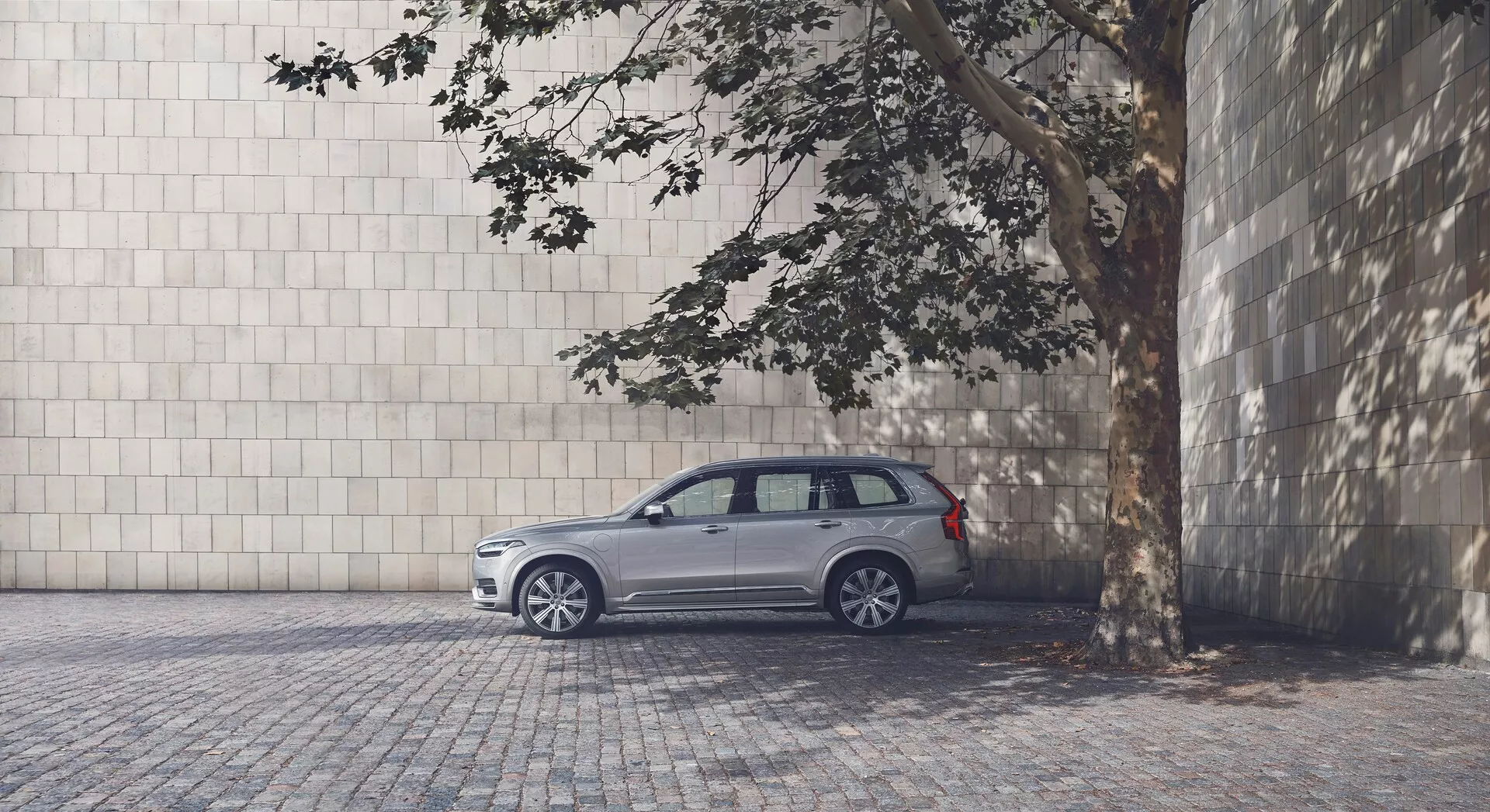 Volvo XC90 2015, druhé generace, elegantní SUV s moderním designem, výraznou přední mřížkou, stylovými LED světlomety a luxusním interiérem.