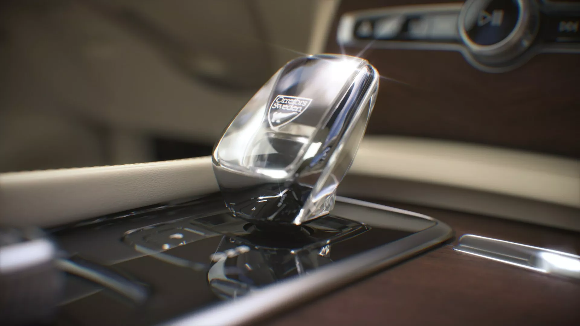 Detailní záběr interiéru vozu Volvo XC90 z roku 2015, zaměřený na řadicí páku s unikátním křišťálovým designem na lesklé černé konzole se stříbrnými akcenty, představující luxus a moderní technologie v automobilovém designu.