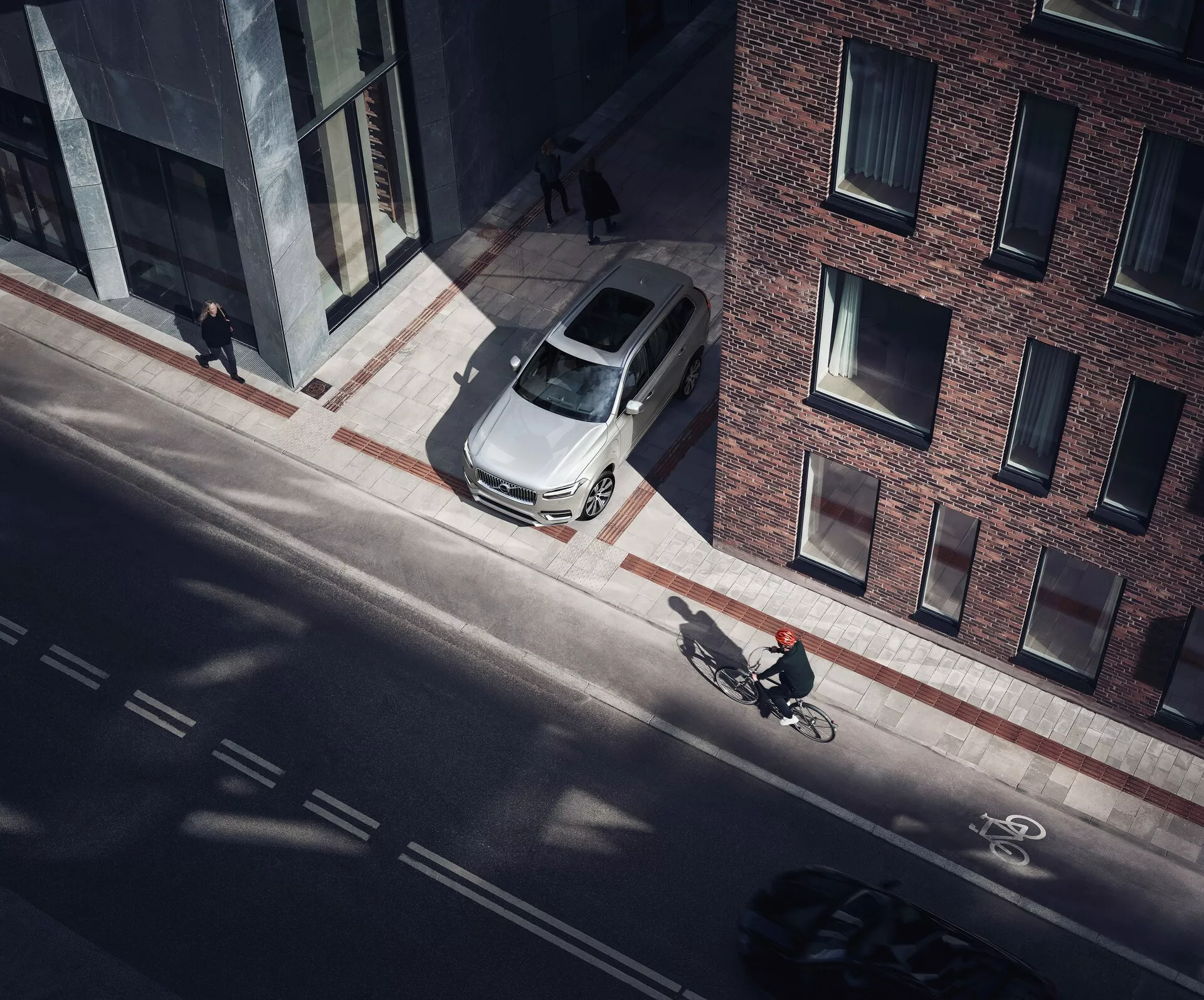 Boční pohled na Volvo XC90 2015, předvádějící jeho elegantní a moderní design. Druhá generace tohoto luxusního SUV se vyznačuje elegantním metalickým tělem, charakteristickou přední mřížkou, LED světlomety a litými koly.