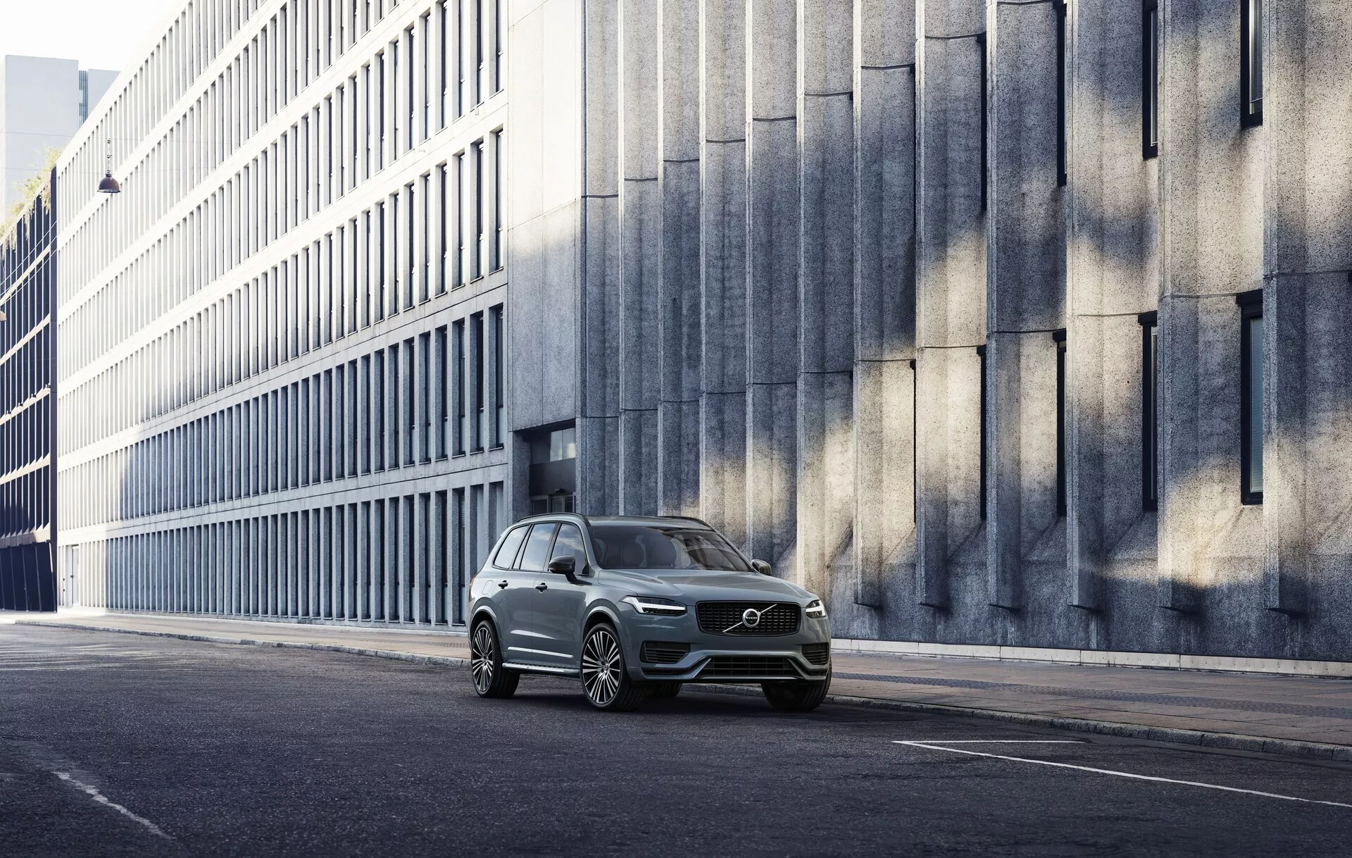 Volvo XC90 2015 (2. generace), prémiové středně velké luxusní SUV s elegantním skandinávským designem, výraznou přední maskou, štíhlými LED světlomety, propracovanými chromovanými akcenty, prostorným koženým interiérem, pokročilými bezpečnostními technologiemi a špičkovým infotainment systémem.