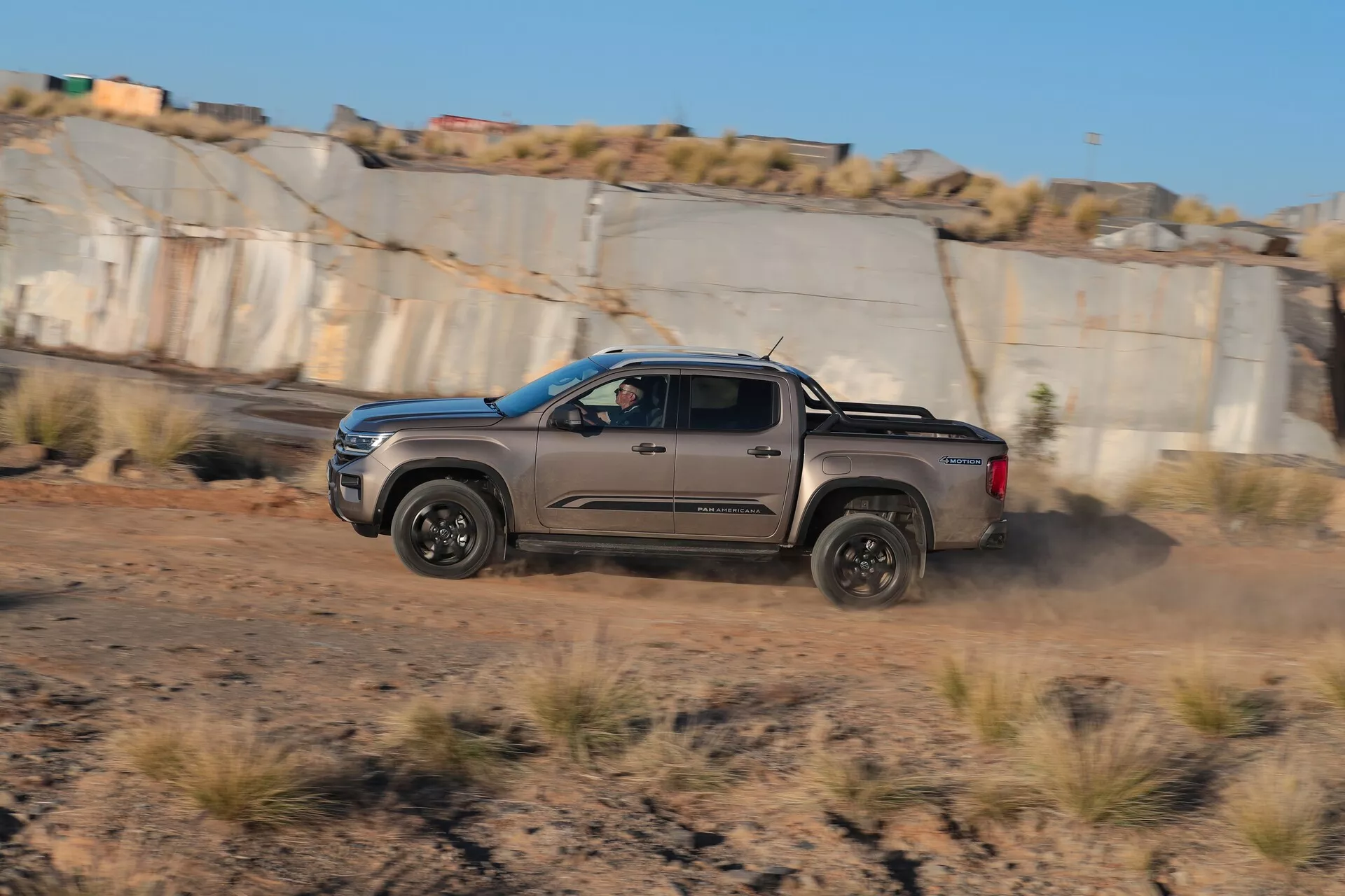 Pick-up VW Nutzfahrzeuge Amarok 2023 (2. generace), předvádějící robustní design, vylepšené terénní schopnosti a pokročilé technologické funkce v sofistikovaném exteriéru.