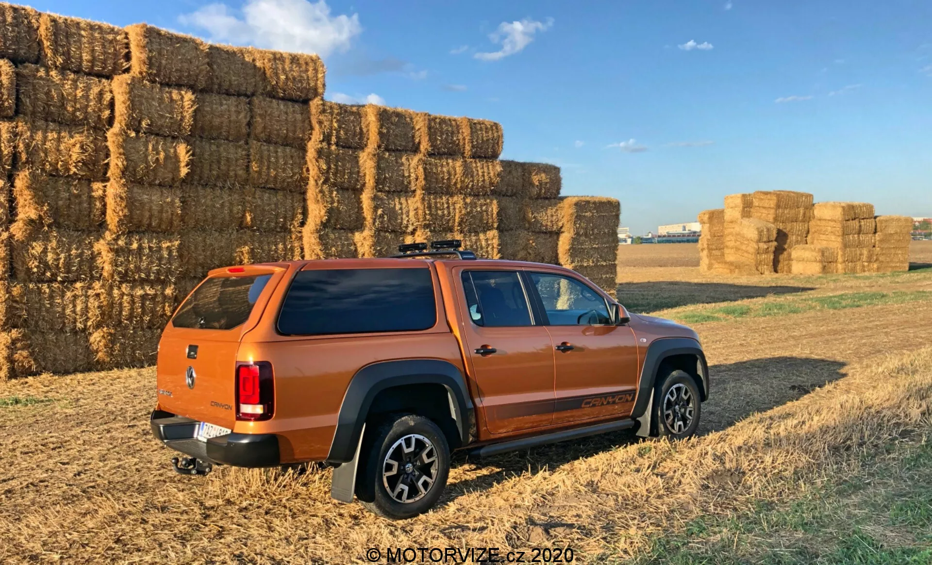Volkswagen Amarok 2016 - elegantní černý pickup s robustním designem, nosností a pokročilými funkcemi pro profesionální použití