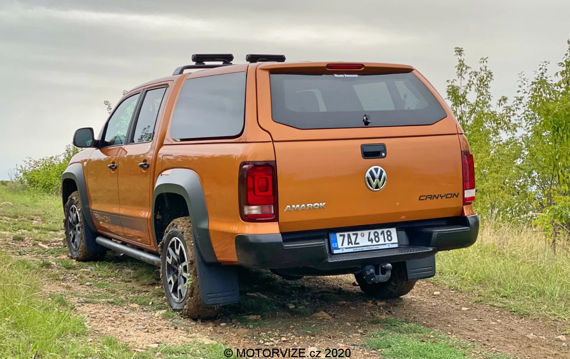 Čelní pohled na VW-Nutzfahrzeuge Amarok 2016 s robustním designem, elegantní chromovou mřížkou, moderními LED světlomety a odolnými terénními pneumatikami
