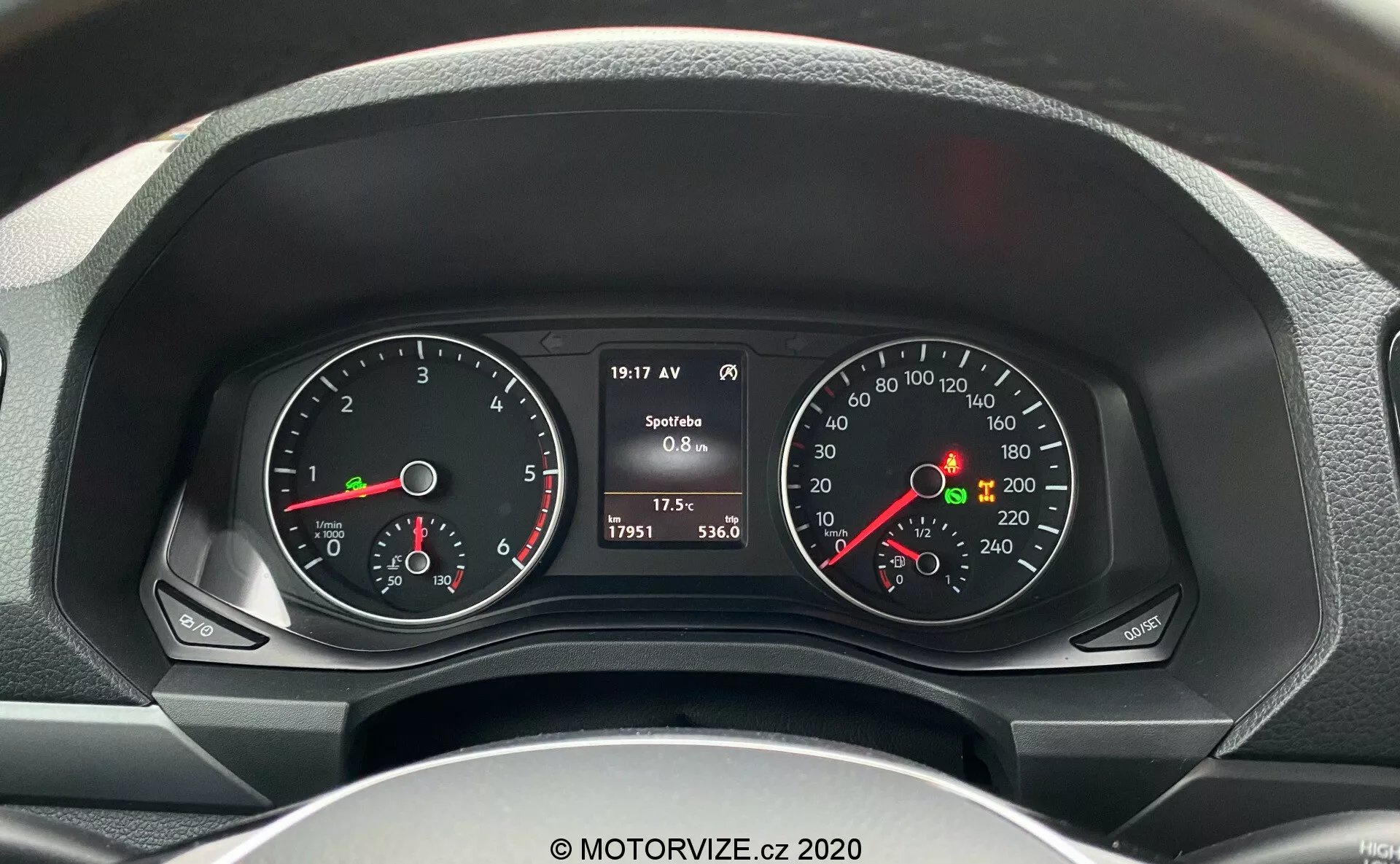 Detailní pohled na přístrojovou desku řidiče ve VW-Nutzfahrzeuge Amarok 2016 z pohledu řidiče, ukazující otáčkoměr a rychloměr s digitálními a analogovými displeji, zobrazujícími otáčky motoru, rychlost, hladinu paliva, teplotu motoru a údaje o vozidle včetně aktuální rychlosti, počítadla ujetých kilometrů, venkovní teploty a spotřeby paliva.