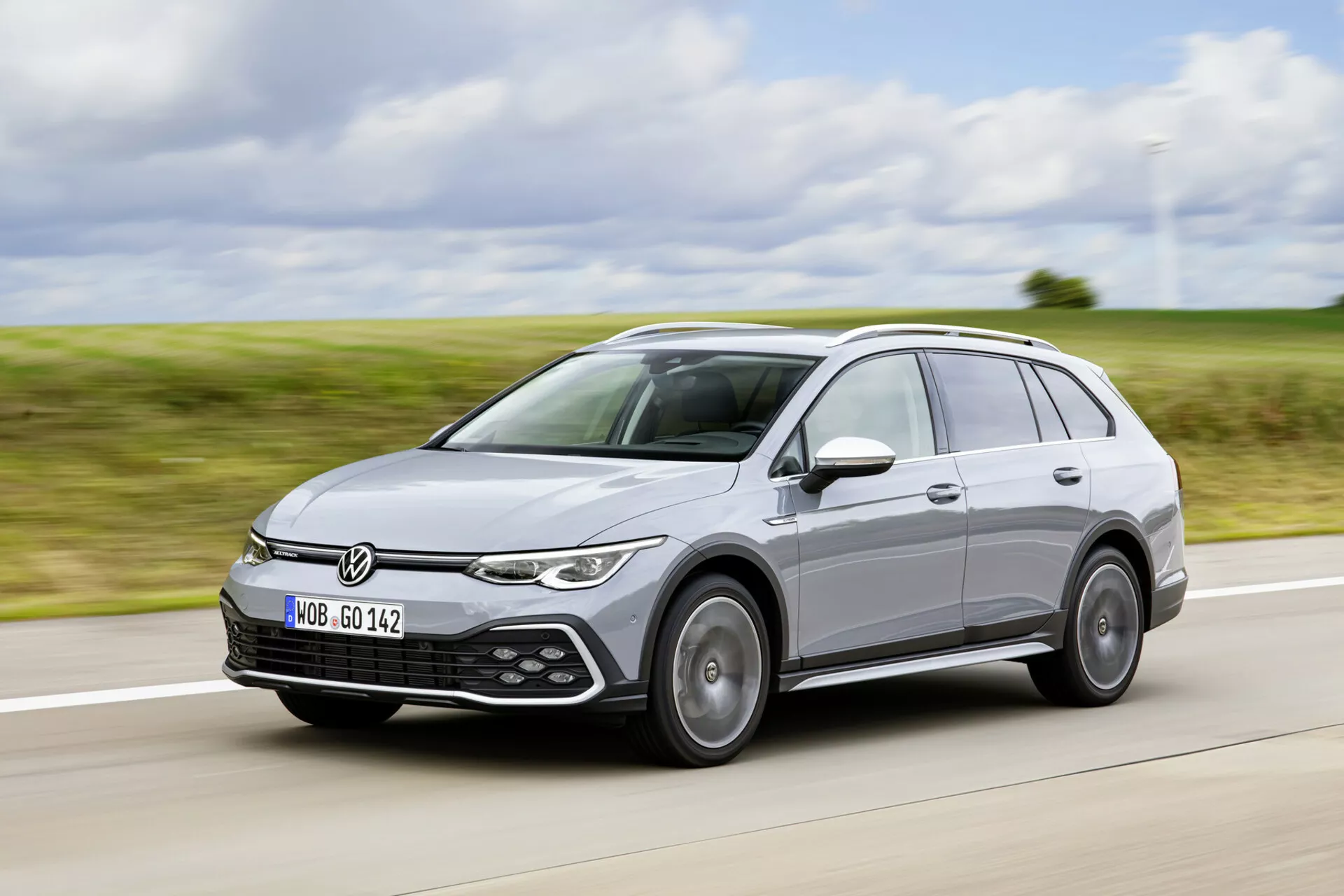Volkswagen Golf Alltrack 2017 v pohybu na dálnici, ukazuje jeho moderní design kombi, LED světlomety, senzory asistence při parkování a systém střešních kolejnic z úhlu tři čtvrtě zepředu.