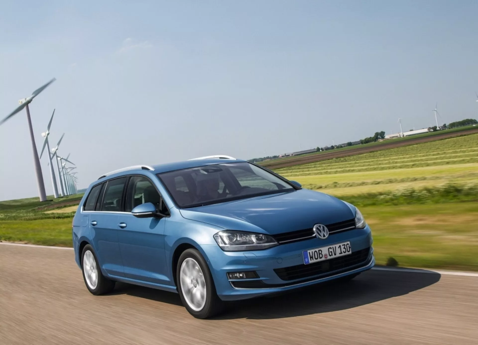 Bílý Volkswagen Golf 2012 z boku, prezentující elegantní design a kompaktní konstrukci, ideální pro městskou jízdu a efektivní spotřebu paliva