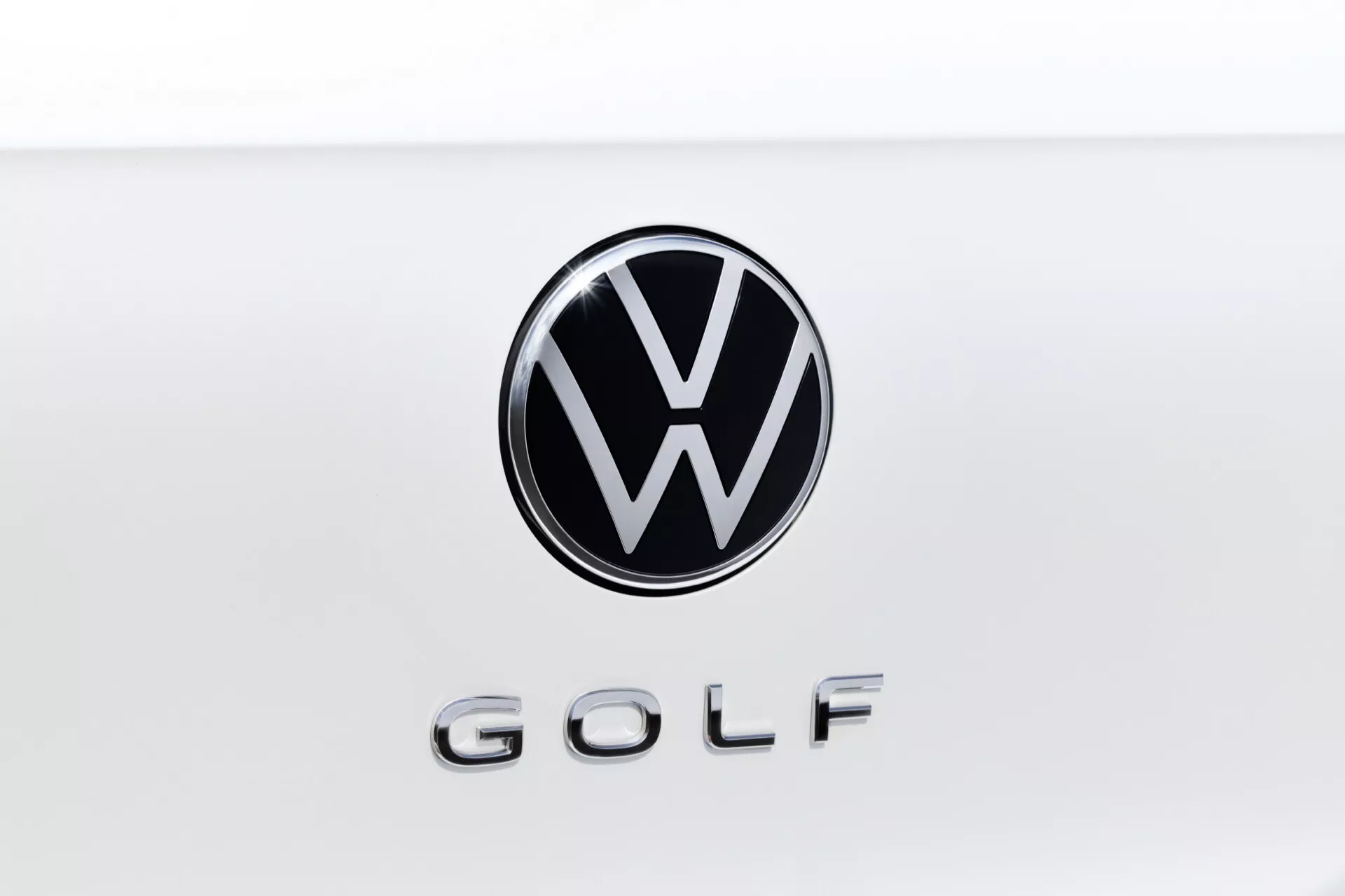 Model faceliftu Volkswagen Golf VIII 2024 předvádějící aktualizovaný vnější design a pokročilé funkce