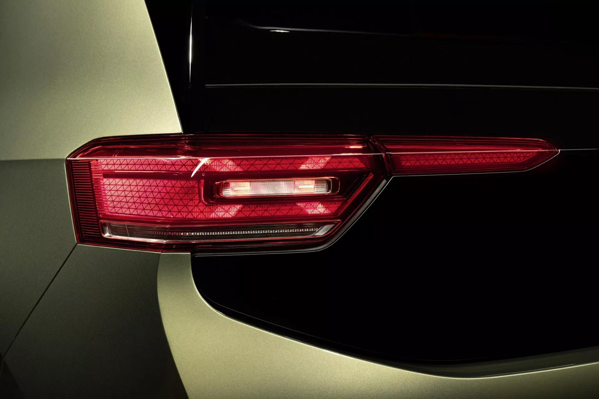 Model VW ID.3 první generace facelift 2023 s detailním záběrem na zadní světlo s LED technologií a moderním horizontálním designem s komplikovanými vzory, zdůrazňující pokročilý osvětlovací systém vozidla a metalický povrch karoserie