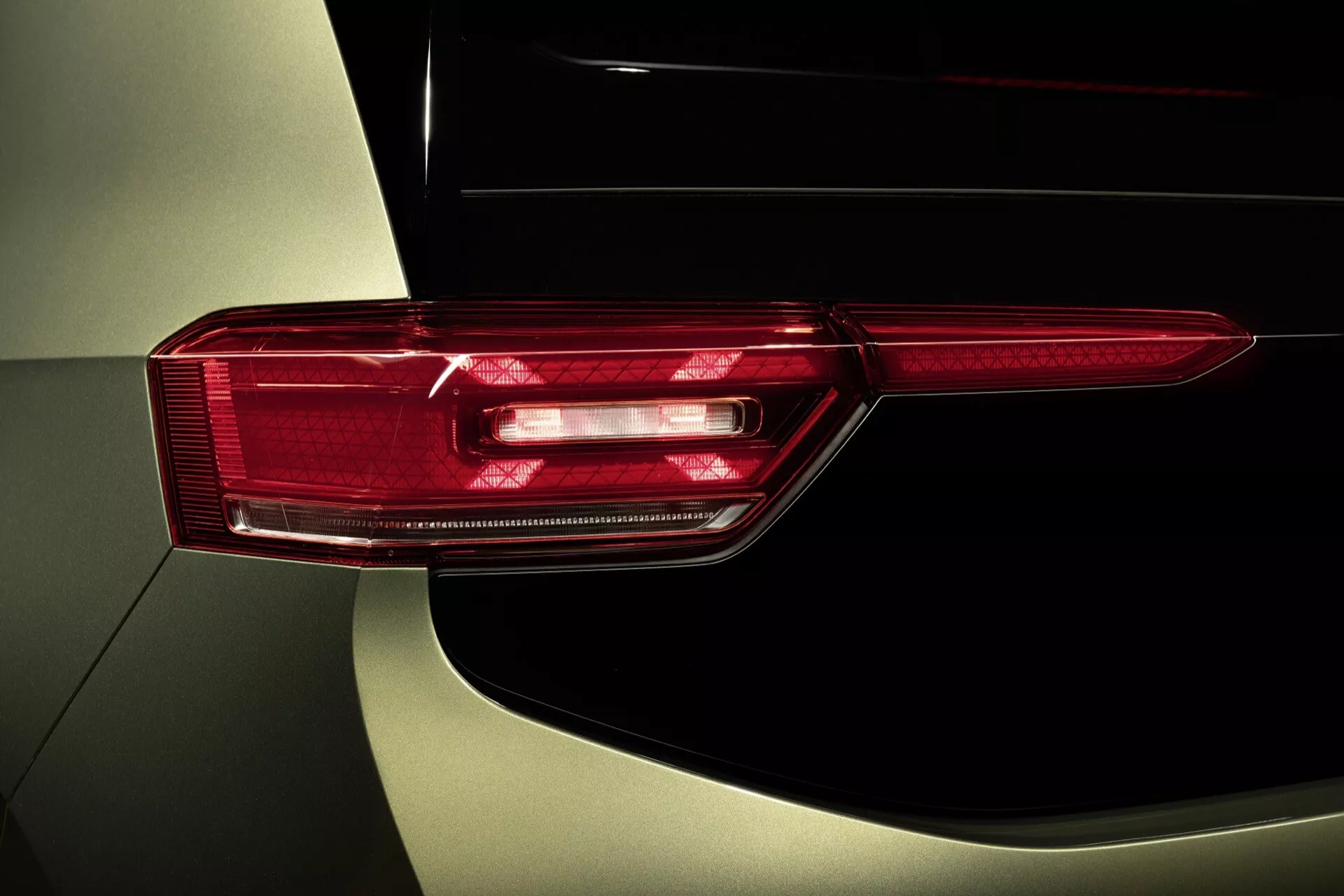 Detailní záběr na zadní světlo VW ID.3 2023 (1. generace - Facelift), který zdůrazňuje sofistikovaný design LED a složité detaily z boční perspektivy