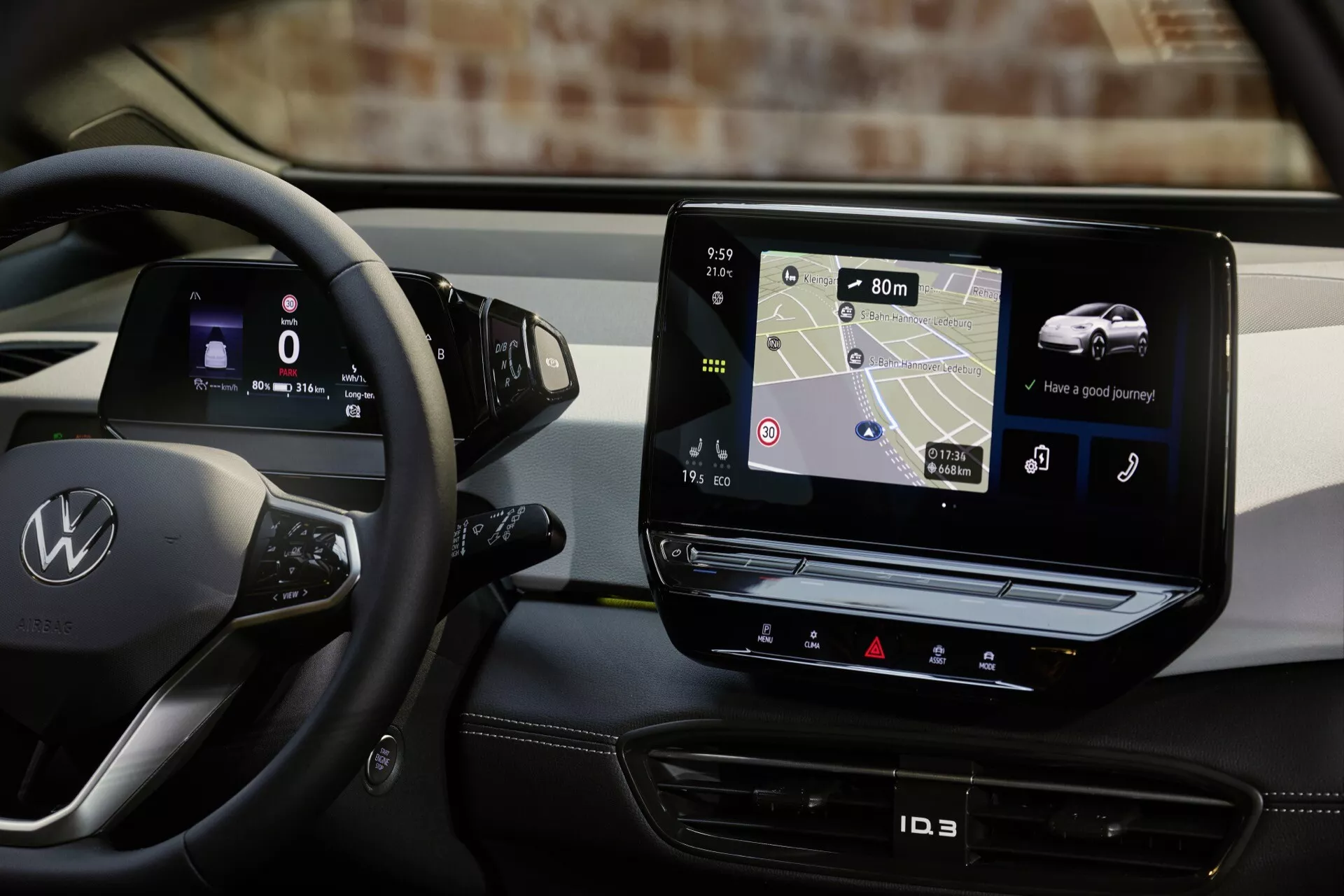 Interiér VW ID.3 1. generace facelift 2023 s pohledem na palubní desku, digitální přístrojový panel a dotykový infotainment systém s navigací