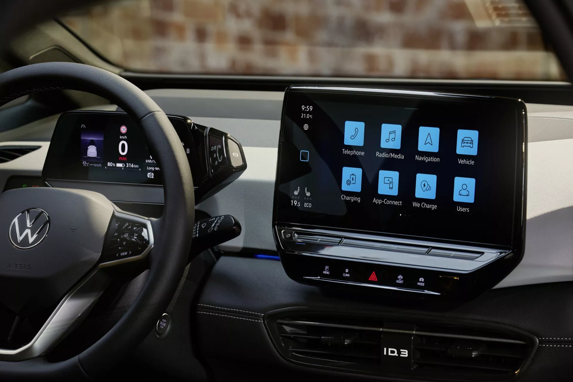 Vnitřek VW ID.3 2023 s důrazem na centrální konzolu a digitální přístrojovou desku z perspektivy spolujezdce, zdůrazňující pokročilý informačně-zábavní systém a moderní, minimalistické designové prvky.