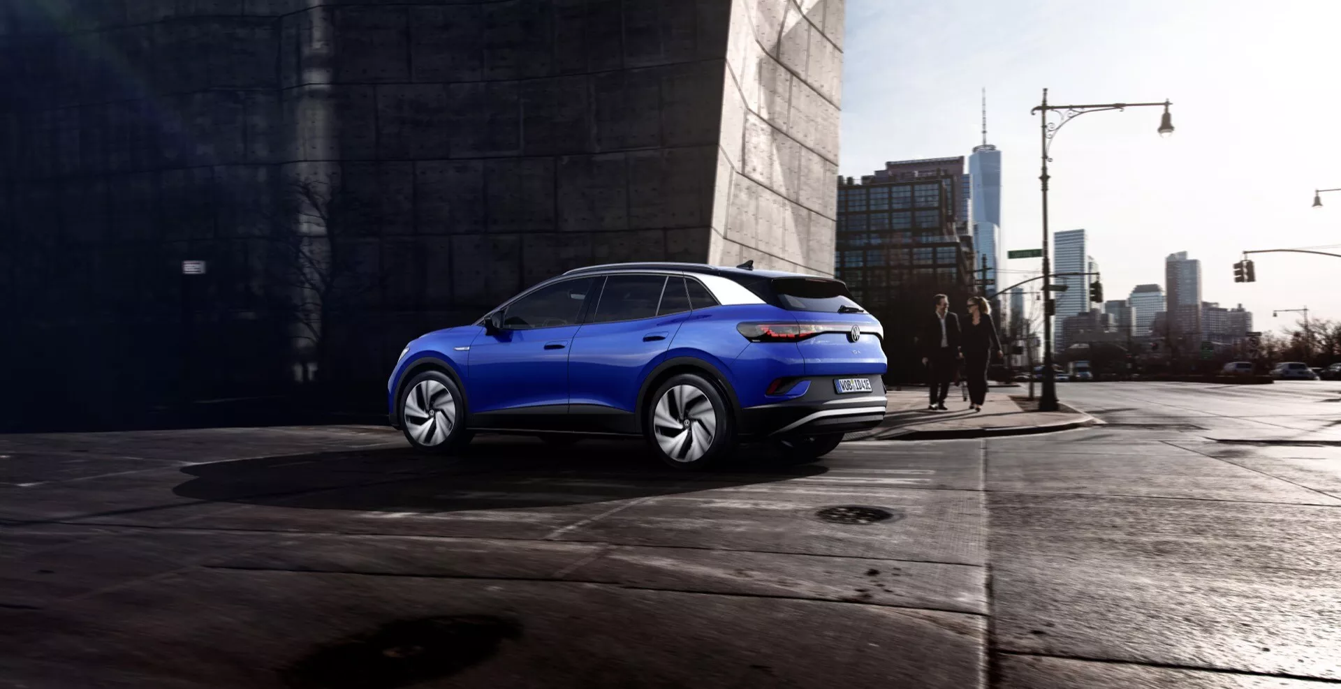Elektrické SUV VW ID.4 1. generace z roku 2020 v dynamické jízdní akci, ukazující jeho elegantní design a inovativní elektrickou technologii