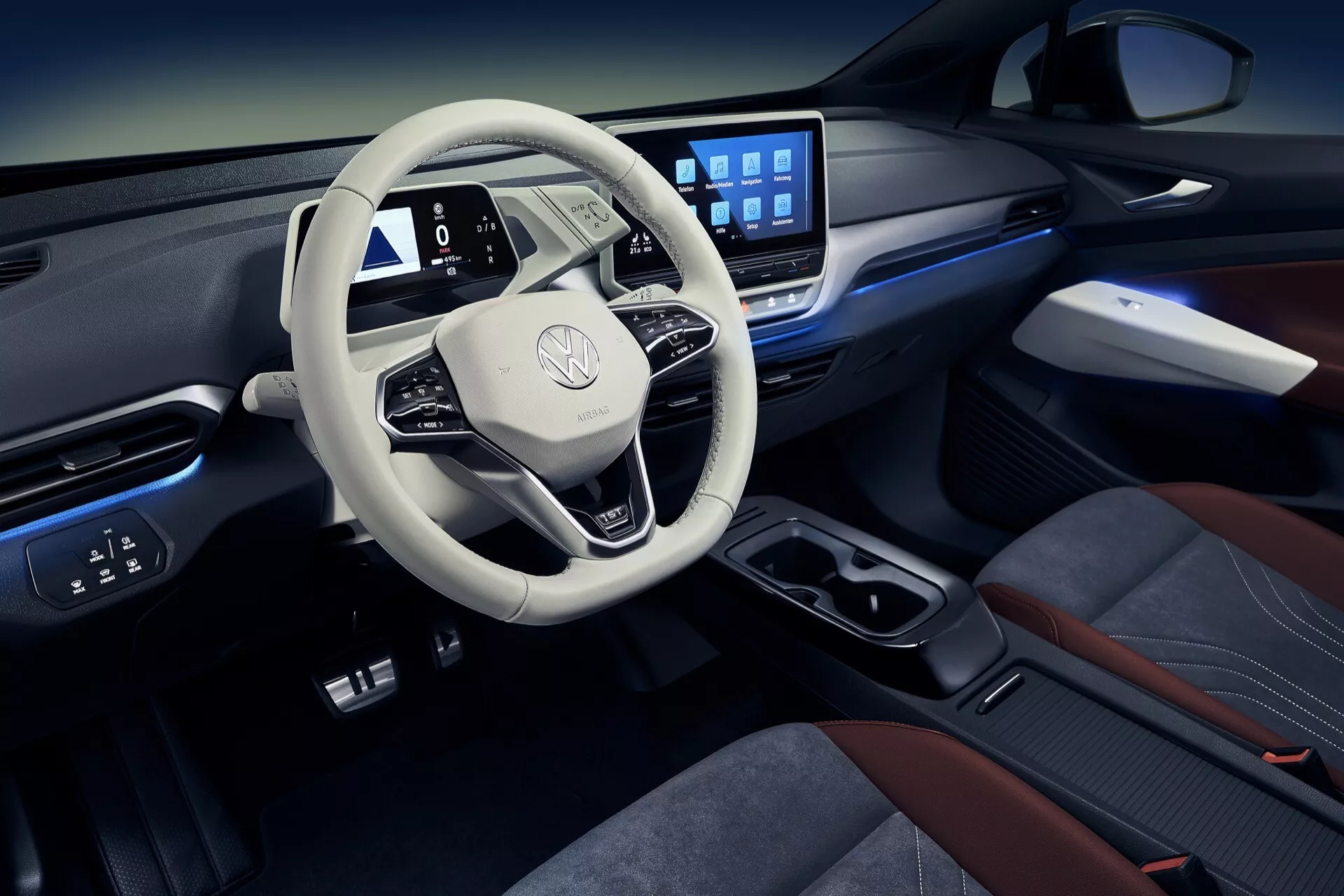 Elektrické SUV VW ID.4 1. generace roku 2020 v jasně modré barvě s aerodynamickým designem a moderními LED světlomety