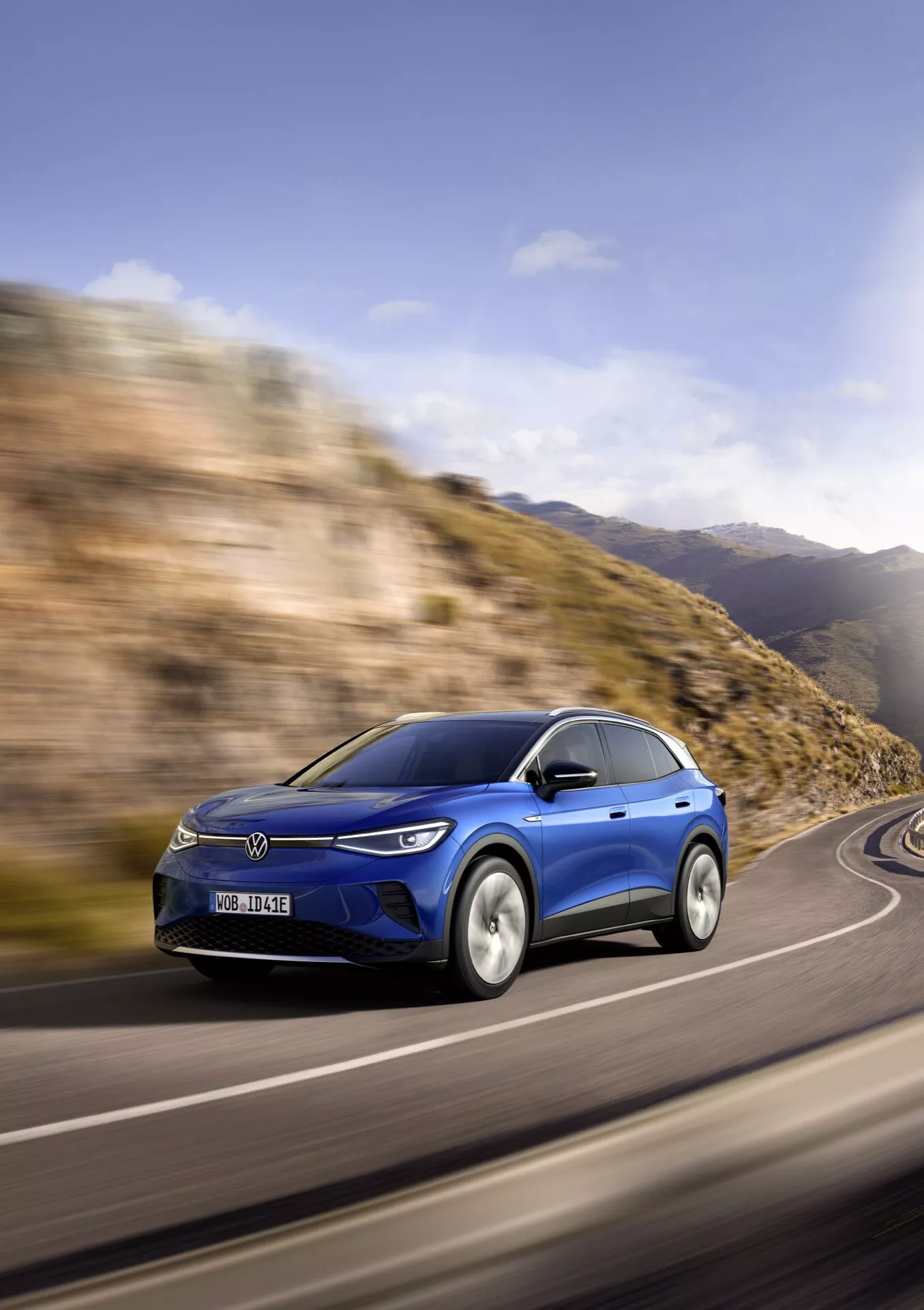 Volkswagen ID.4 první generace z roku 2020 v nápaditém stříbrném provedení, které předvádí jeho elegantní design, aerodynamickou karoserii a inovativní elektrickou technologii