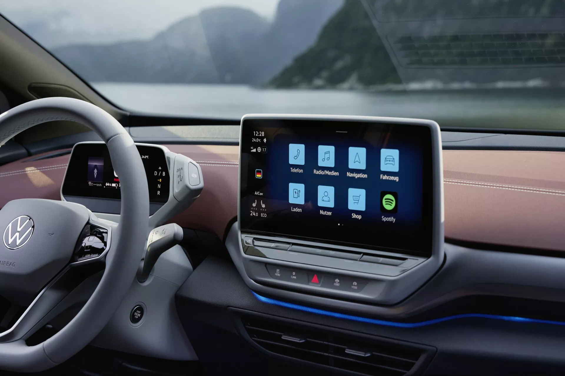 Interiér vozu VW ID.5 2022 (1. generace) se zaměřuje na přístrojovou desku z pohledu řidiče, zvýrazňuje infotainment systém a volant. Velký dotykový displej infotainment systému zobrazuje ikony pro Média, Rádio/CD, Navigaci, Telefon, Informace o vozidle, Nastavení, Oznámení, Car-Net a Spotify. Minimalistická přístrojová deska má horizontální orientaci s kontrastním barevným obložením a ambientním osvětlením. Za dvouramenným volantem je digitální přístrojový panel zobrazující tachometr. Volant s logem Volkswagen obsahuje různé integrované ovládací prvky.