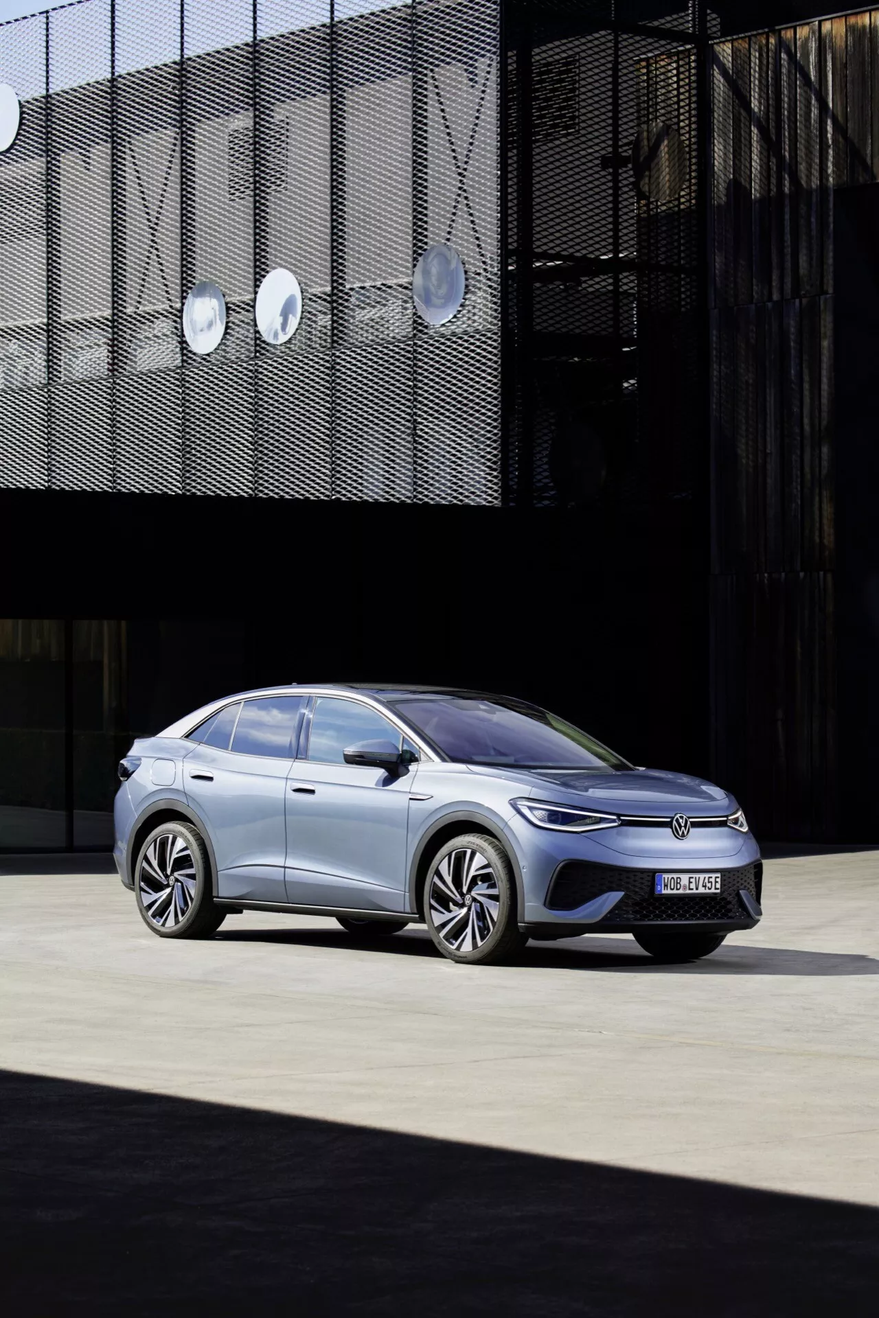 VW ID.5 2022 první generace, elektrické SUV, elegantní a moderní design s ostrými liniemi, charakteristická přední mřížka, LED světlomety a prostorný interiér s pokročilými technologiemi