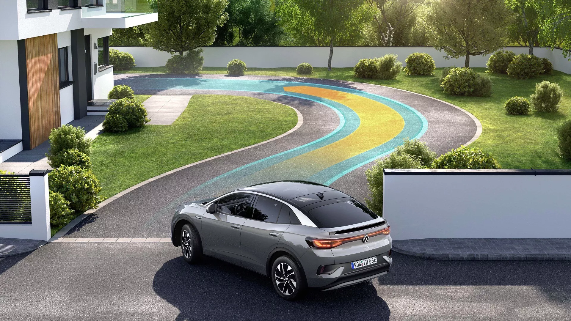 Pohled shora z 45 stupňů na SUV Volkswagen ID.5 2022 v metalické šedé barvě zaparkované na rezidenční ulici před moderním domem, ukazující jeho elegantní design se šikmou střechou, tónovanými okny, litými koly, zadními světly, zadním nárazníkem, zavazadlovým prostorem a dvojitým výfukovým systémem.