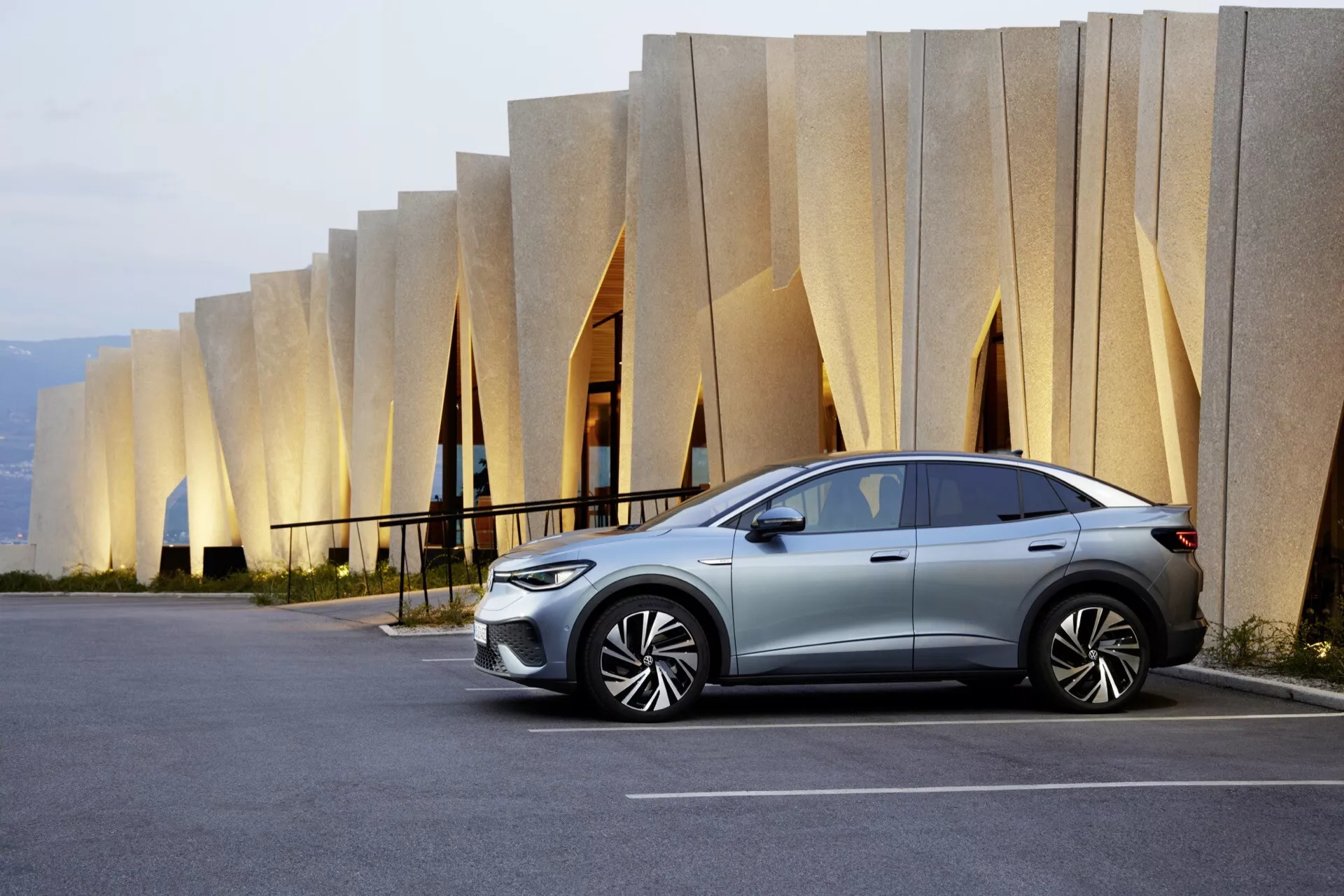Elektrické SUV Volkswagen ID.5 první generace z roku 2022 s elegantním designem, prostorným interiérem a pokročilými technologiemi