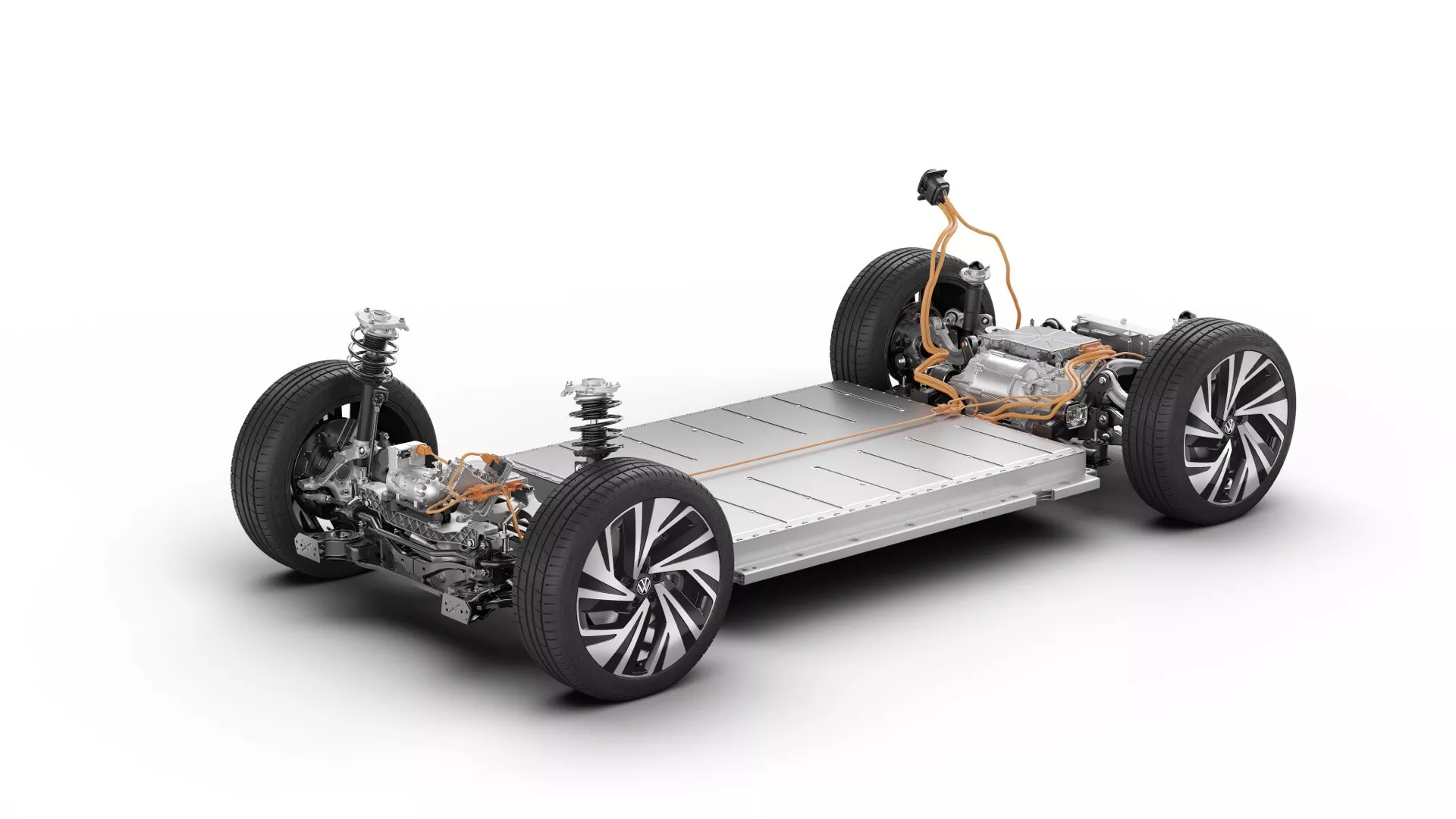 Obrázek zobrazuje platformu vozidla VW ID.5 2022 (1. generace) bez karoserie, zvýrazňující podkladovou technologii a mechanické komponenty z tříčtvrtečního předního pohledu. Plochý, obdélníkový skateboardový podvozek pravděpodobně obsahuje velký, plochý šedý bateriový modul uprostřed platformy. Viditelné jsou moderní litá kola s nízkoprofilovými pneumatikami, výrazné MacPherson vzpěry vpředu a vícenásobné nezávislé zavěšení vzadu. Jsou také jasně viditelné celkové pohonové ústrojí, řídicí sloupek, konce spojovacích tyčí a další komponenty pohonu.