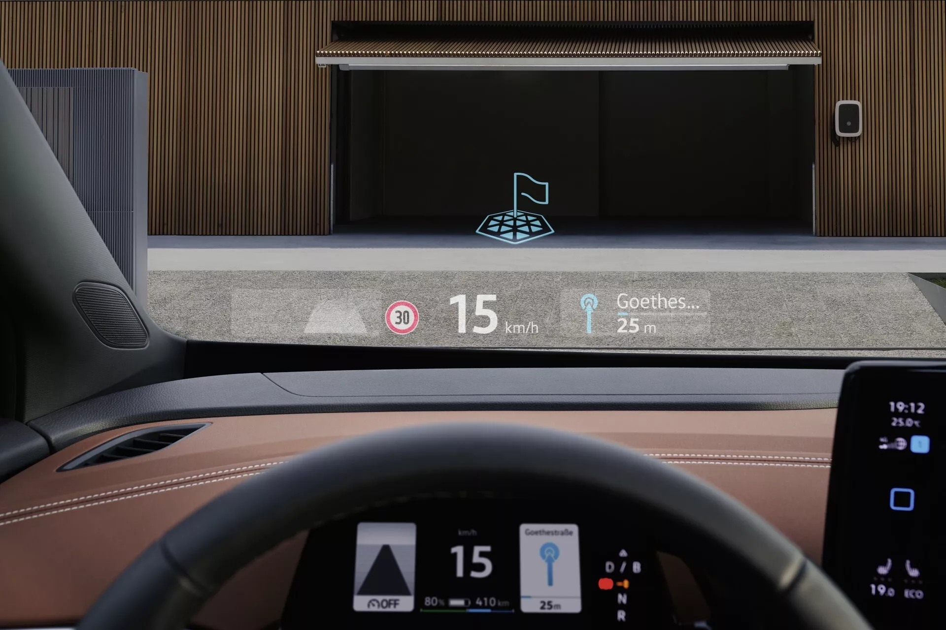 Pohled na interiér z perspektivy řidiče v automobilu VW ID5 (generace 1) z roku 2022, se zaměřením na digitální displej palubní desky ukazující rychlost (15 km/h) a místní omezení rychlosti (30 km/h), což naznačuje rozpoznávání dopravních značek. HUD promítá navigační data (odbočka na Goethestraße za 25 m). Viditelná horní polovina minimalistického volantu. Upozornění na bezpečnost ukazují jízdní režim, funkci automatického zastavení a plně nabitou baterii (100%). Částečně viditelný infotainmentový systém, pravděpodobně dotykový. Luxusní interiér v dvoubarevném provedení s jemným šitím. V exteriéru viditelná garážová vrata.