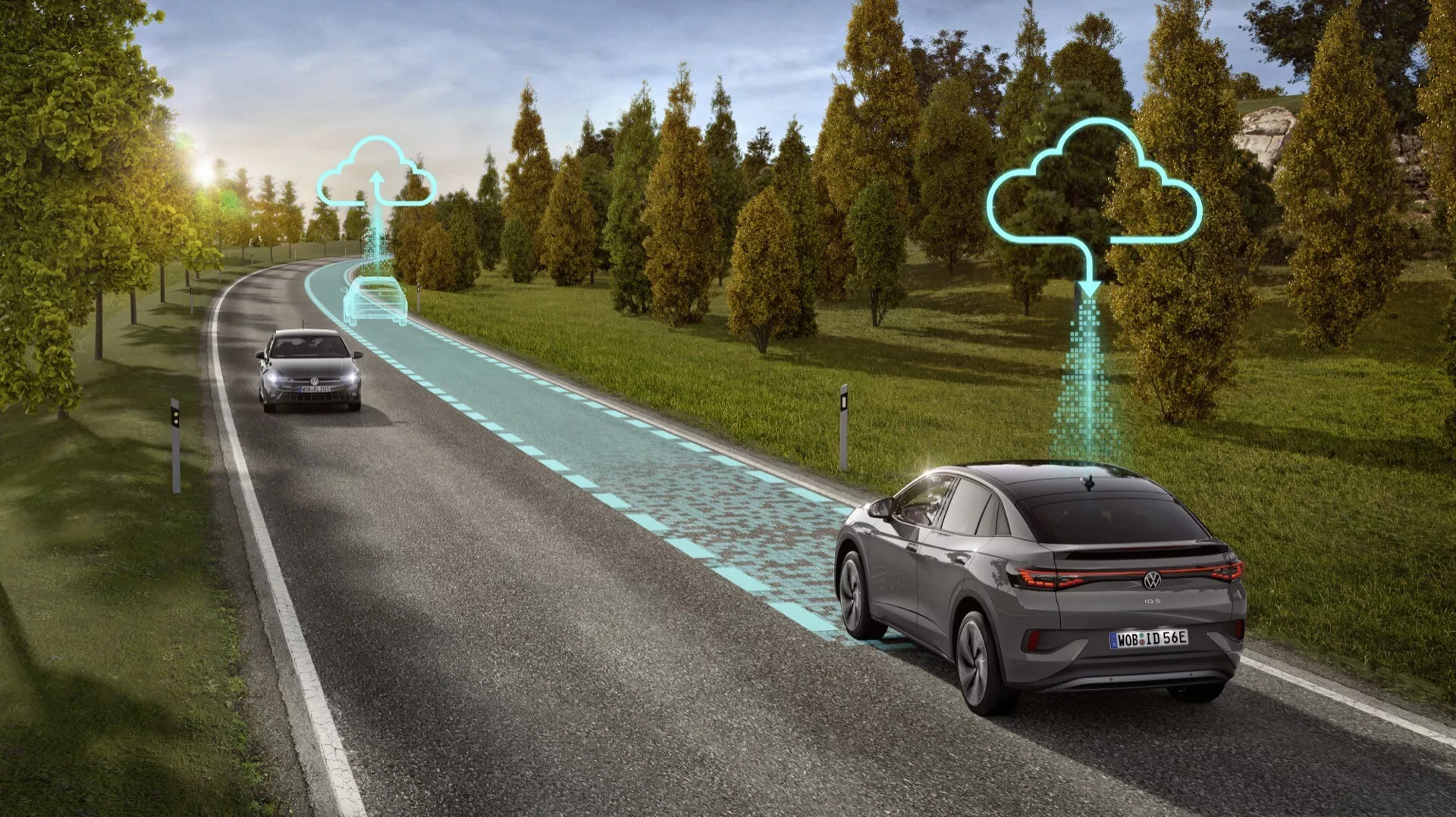 Barevný obrázek dvou vozidel na silnici ukazující pokročilé automobilové technologie, pravděpodobně asistenční systémy řidiče nebo autonomní funkce. Vozidlo v popředí zachycené ze zadního tříčtvrtinového pohledu zdůrazňuje zadní světla, design zadního nárazníku a elegantní, aerodynamické linie moderního sedanu nebo liftbacku. Umístěno v pravém pruhu, obklopeno zářící modrou cestou zobrazující jeho trasu. Tyrkysové proudy se připojují k ikonám ve tvaru oblaků nad vozidlem, symbolizující cloudové připojení a výměnu dat v reálném čase. Druhé auto, které je dále v levém pruhu, je méně zaostřeno. Klidné okolí se svěží zelení a jasnou oblohou zdůrazňuje spolehlivost technologie za optimálních podmínek. Koncepty zahrnují autonomní řízení, technologii propojených vozidel, ADAS, komunikaci mezi vozidly a infrastrukturou a chytrou dopravu.
