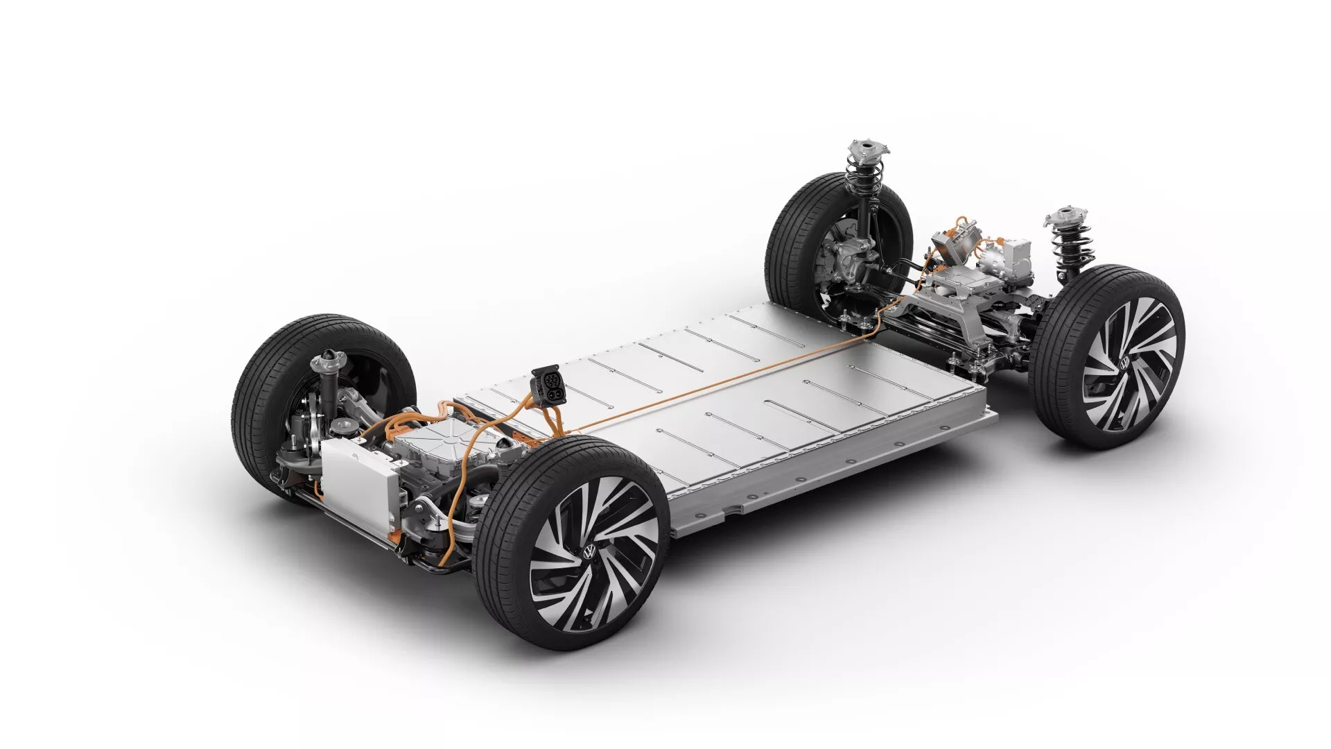 Pohled shora na moderní platformu skateboardového podvozku elektrického vozidla (EV) pro 1. generaci VW ID.5 z roku 2022, zobrazující centrální bateriový blok, elektrické motory s pohonem všech kol, nezávislé zavěšení a pokročilou elektroniku pohonu, vše na čistém, neutrálním pozadí.