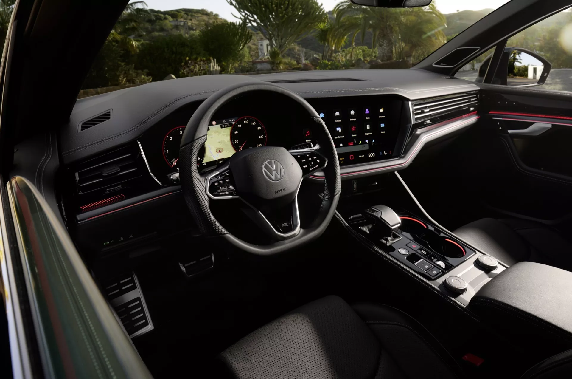 Interiér VW Touareg 2023 (III Facelift) zaměřený na perspektivu řidiče s digitálním přístrojovým panelem, multifunkčním volantem a velkou obrazovkou infotainmentu