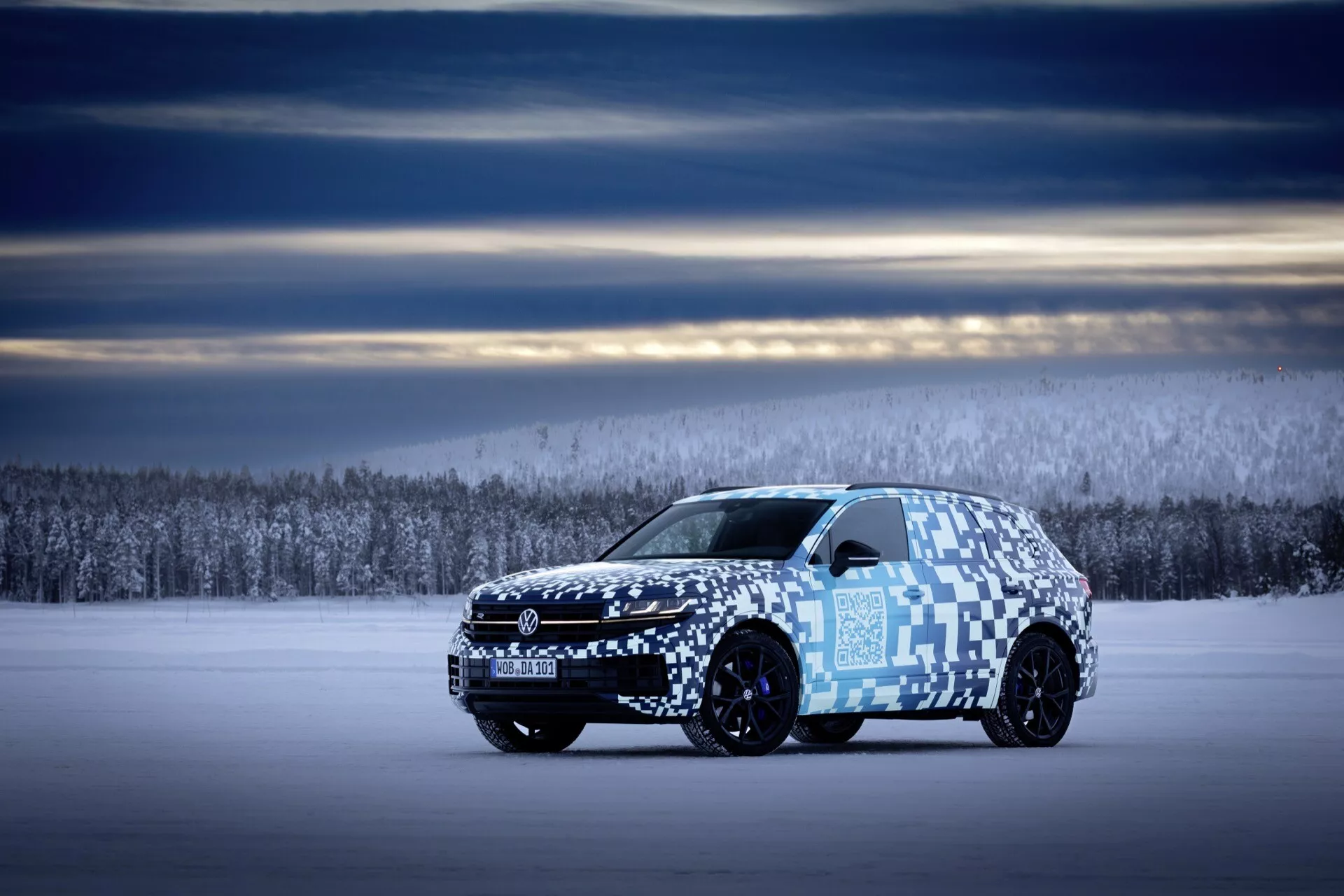 Boční profil Volkswagen Touareg III facelift 2023 na zasněženém terénu s maskovacím polepem ukazující délku vozidla, aerodynamický design a pokročilý světelný systém