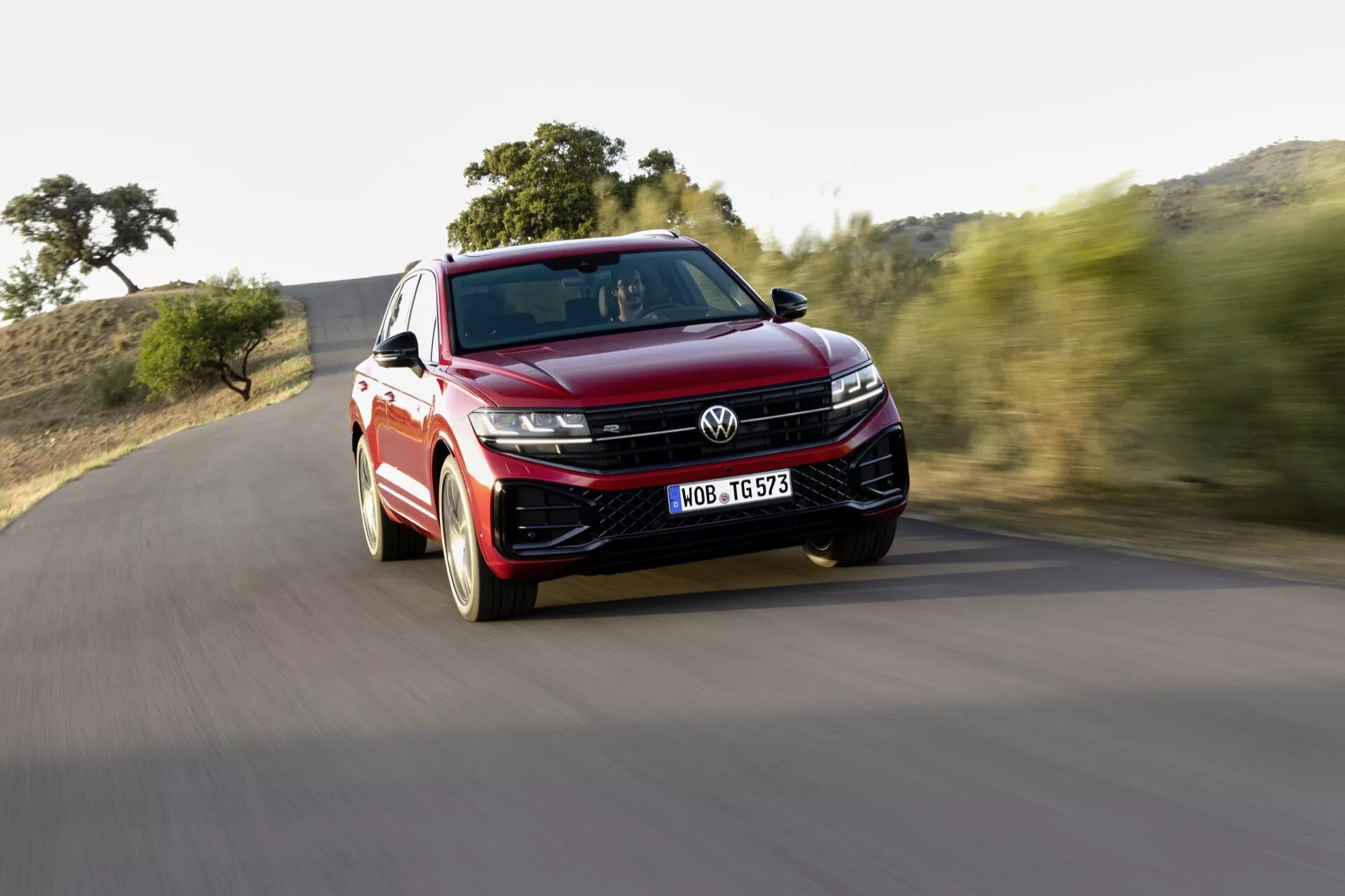 Facelift model VW Touareg III 2023 v pohybu, předvádějící elegantní design a moderní funkce