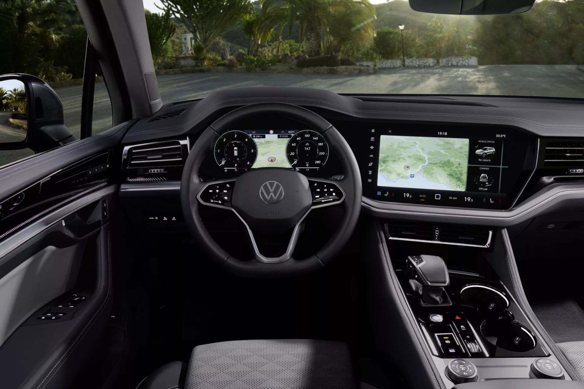 Interiér VW Touareg 2023 (III-facelift) z pohledu řidičova sedadla ukazující digitální palubní desku, volant s ovládáním a dotykový informačně-zábavní systém