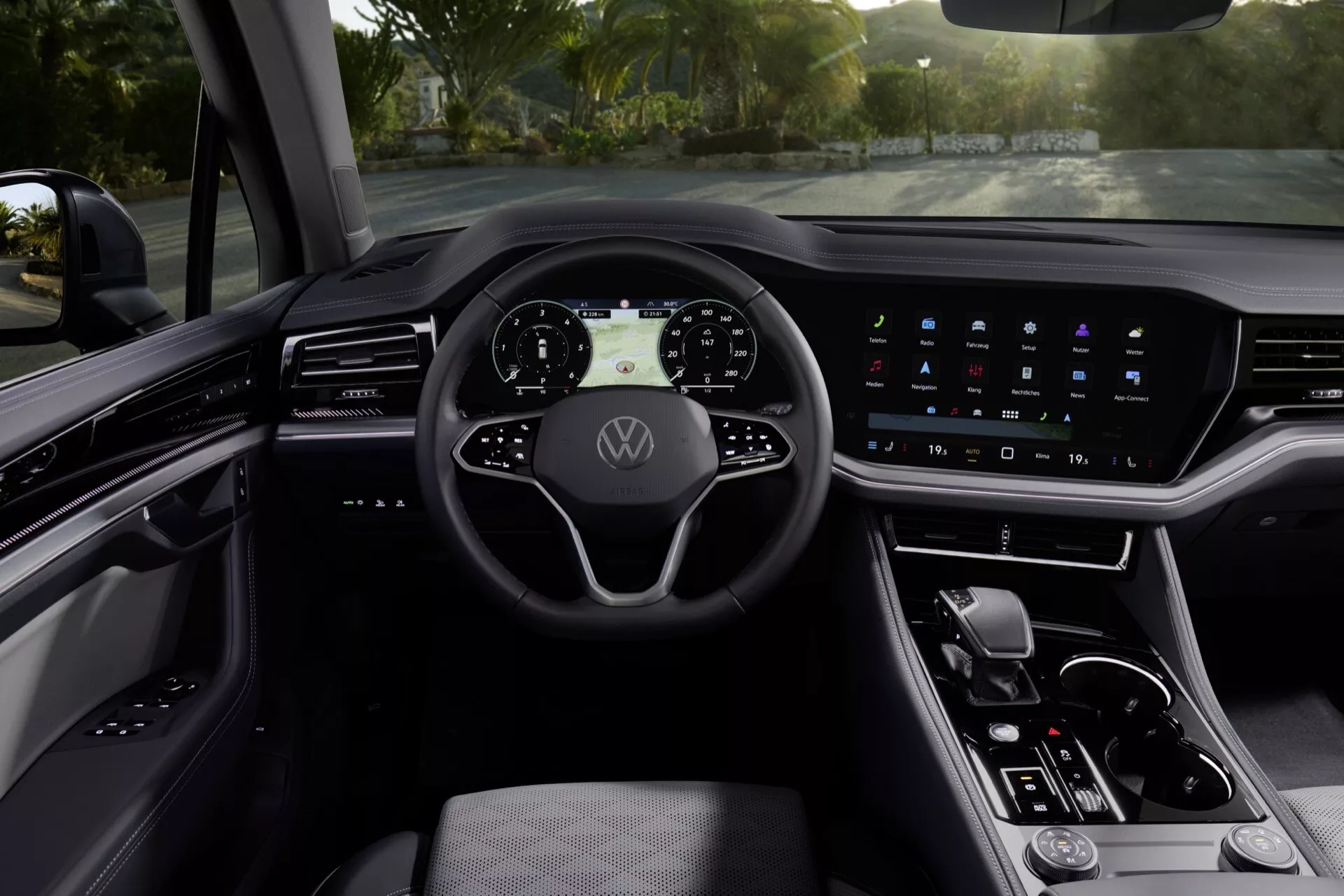 Interiér Volkswagenu Touareg 2023 s digitálním přístrojovým panelem, multifunkčním volantem a pokročilým dotykovým informačním systémem z pohledu řidiče