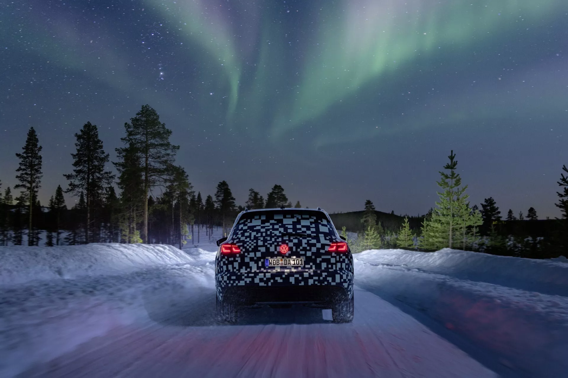 Model Volkswagen Touareg III Facelift 2023, předvádějící svůj elegantní design, moderní LED světlomety a aktualizovanou přední masku v dynamické póze