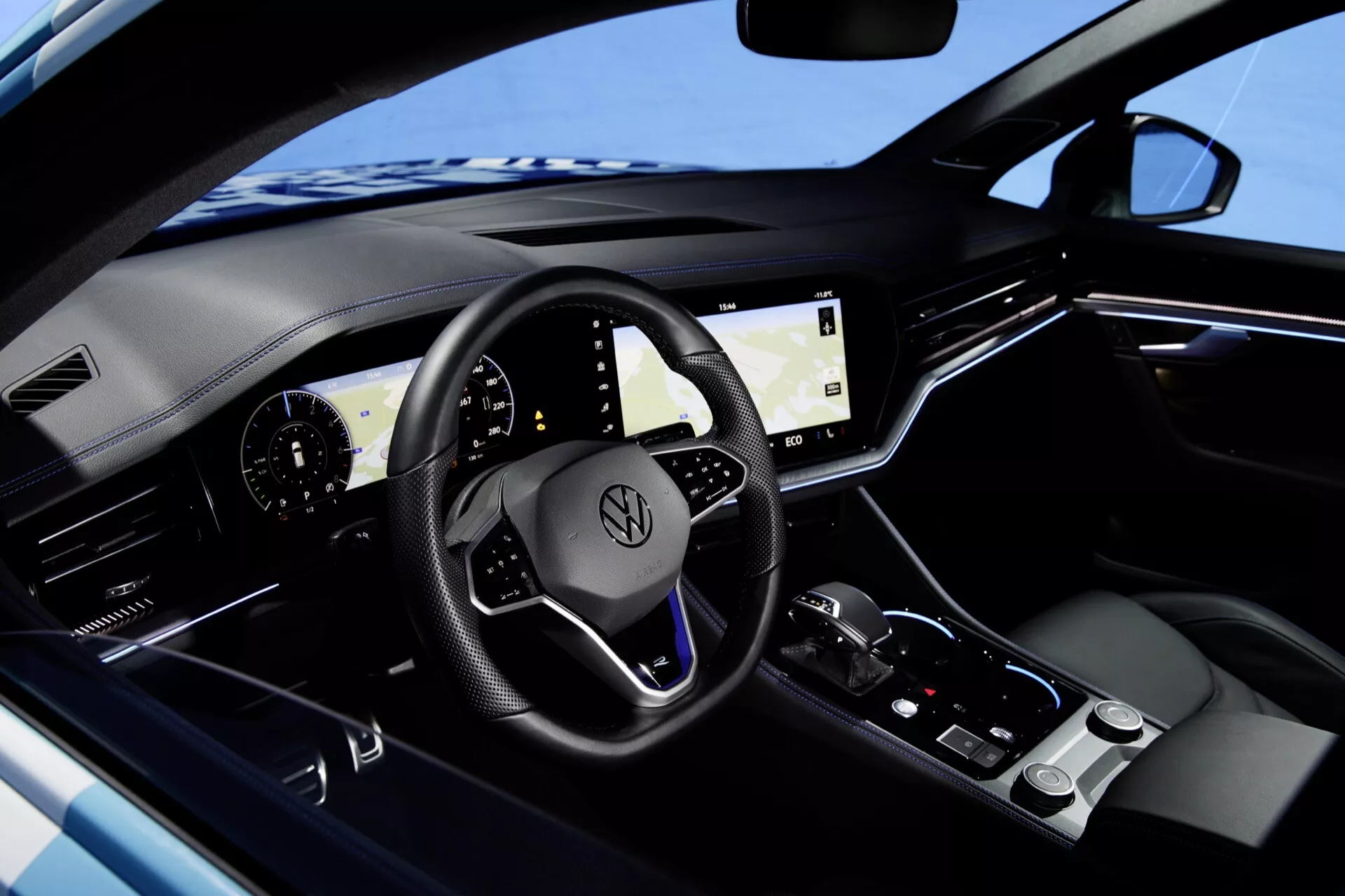 Interiér VW Touareg 2023 s vyspělým palubním panelem s digitálními displeji a dotykovými ovladači, luxusním tmavým obložením s kovovými akcenty a elegantní středovou konzolí