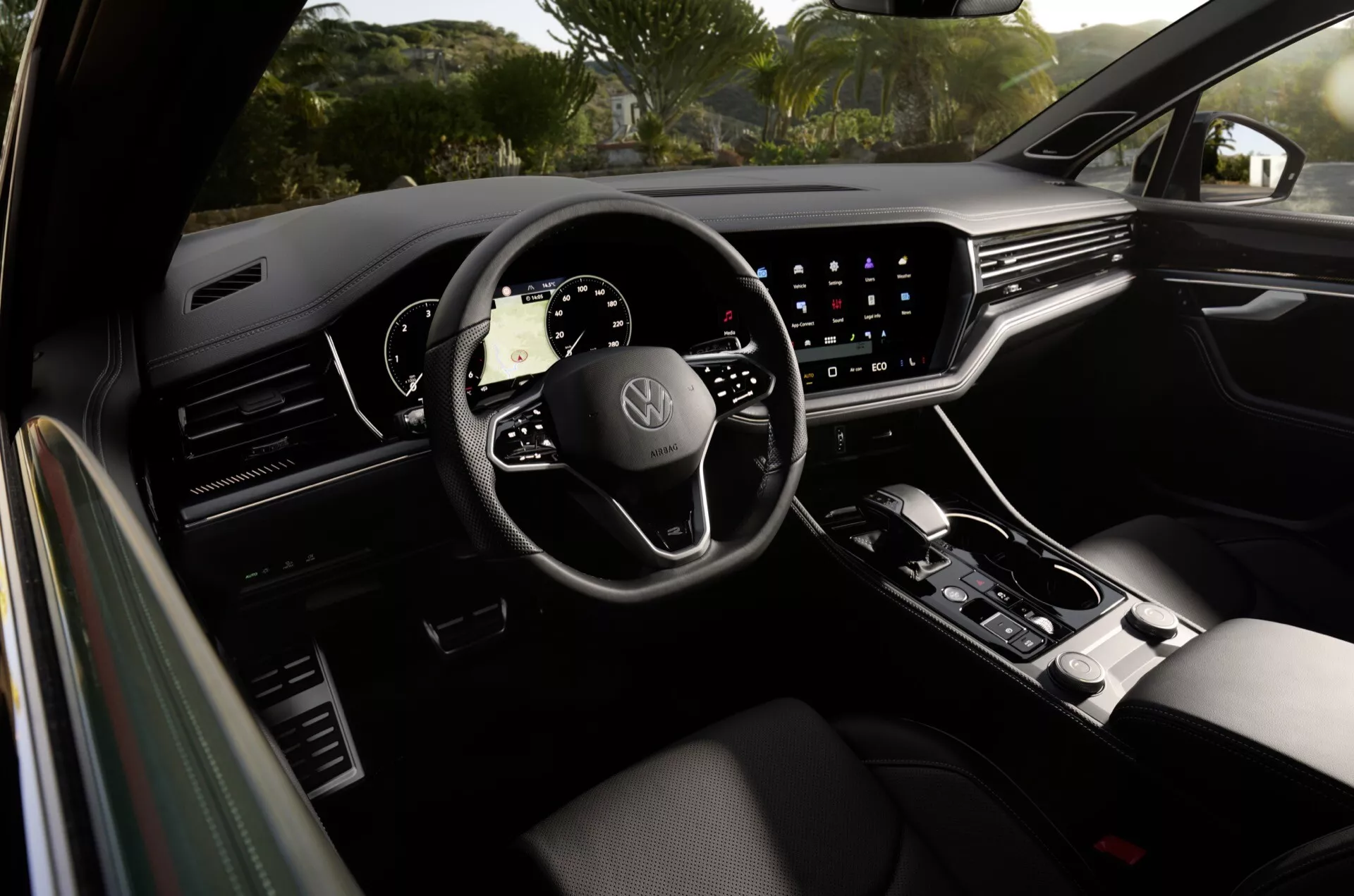 Interiér VW Touareg 2023 z pohledu ze zadního sedadla, digitální přístrojová deska a dotykový informační systém